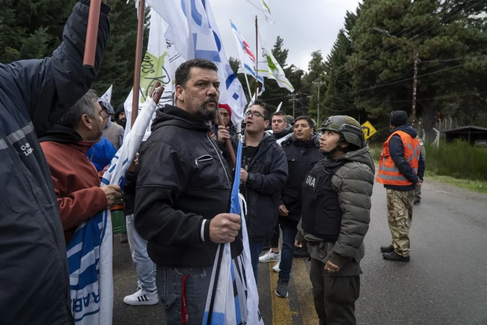 Organizaciones sociales se manifestaron pacíficamente en cercanías al hotel Llao Llao