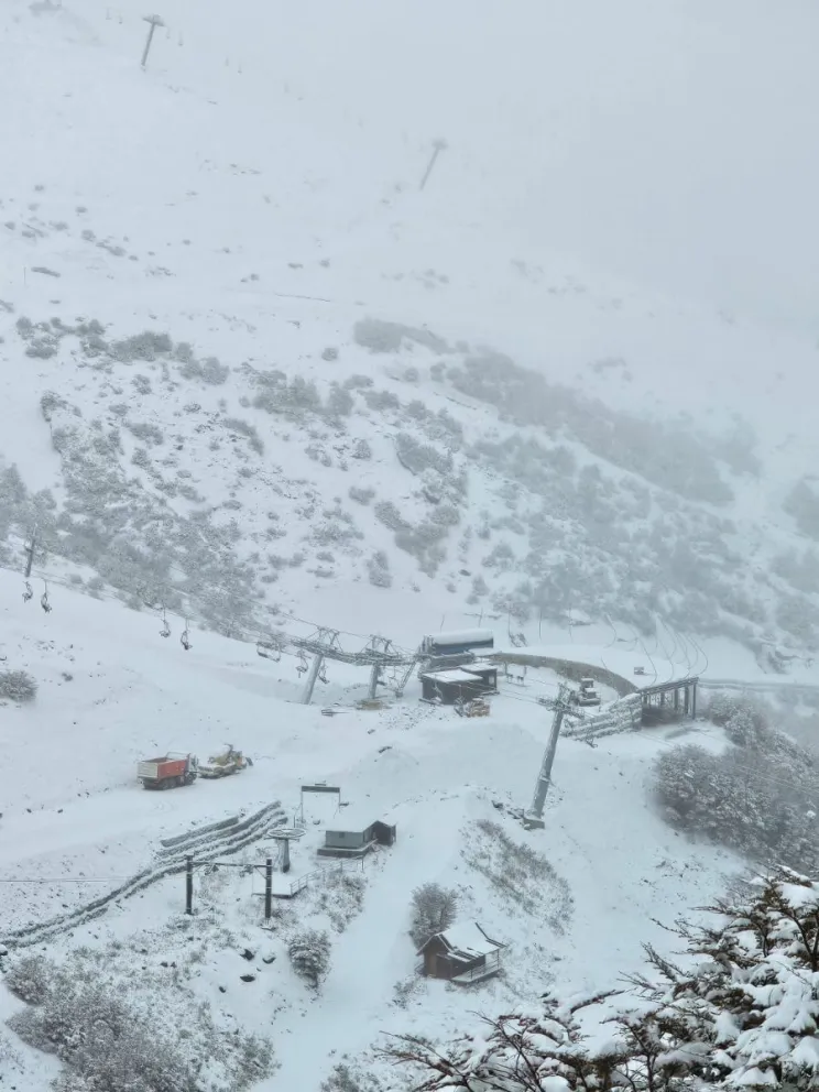 Con la primera nevada del año, así amaneció este lunes el cerro Catedral