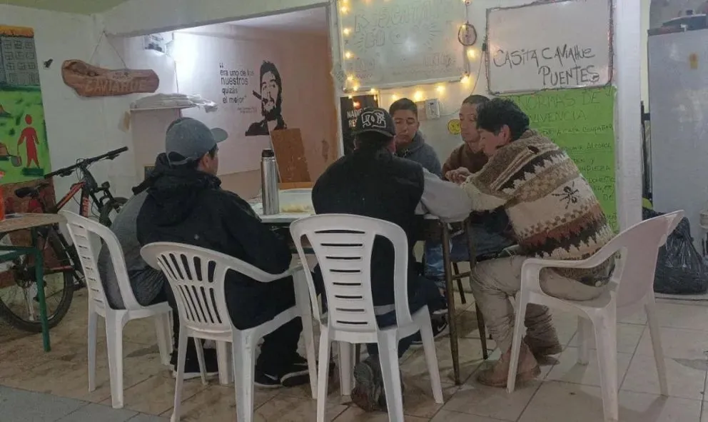 Trabajan con personas en situación de calle y necesitan ropa de hombre y mujer