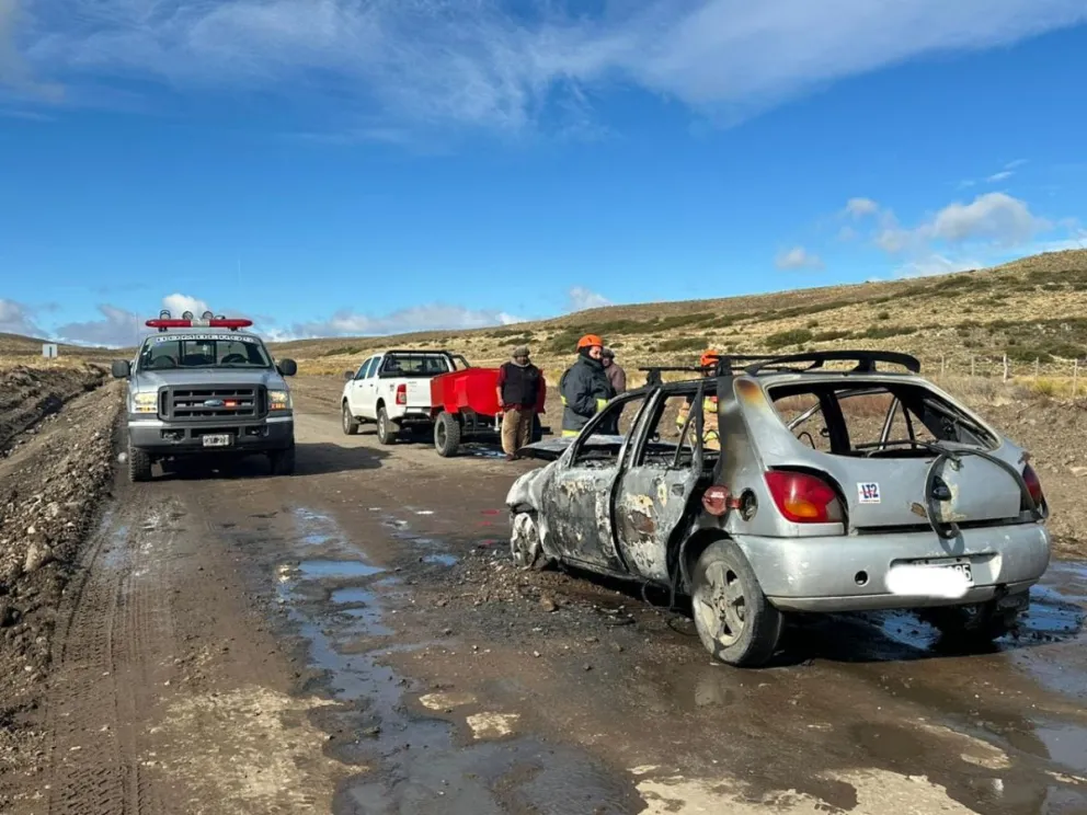 Un vehículo se incendió en plena ruta