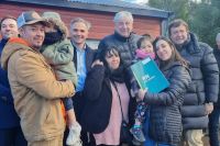 El gobernador entregó 23 viviendas a familias de Bariloche