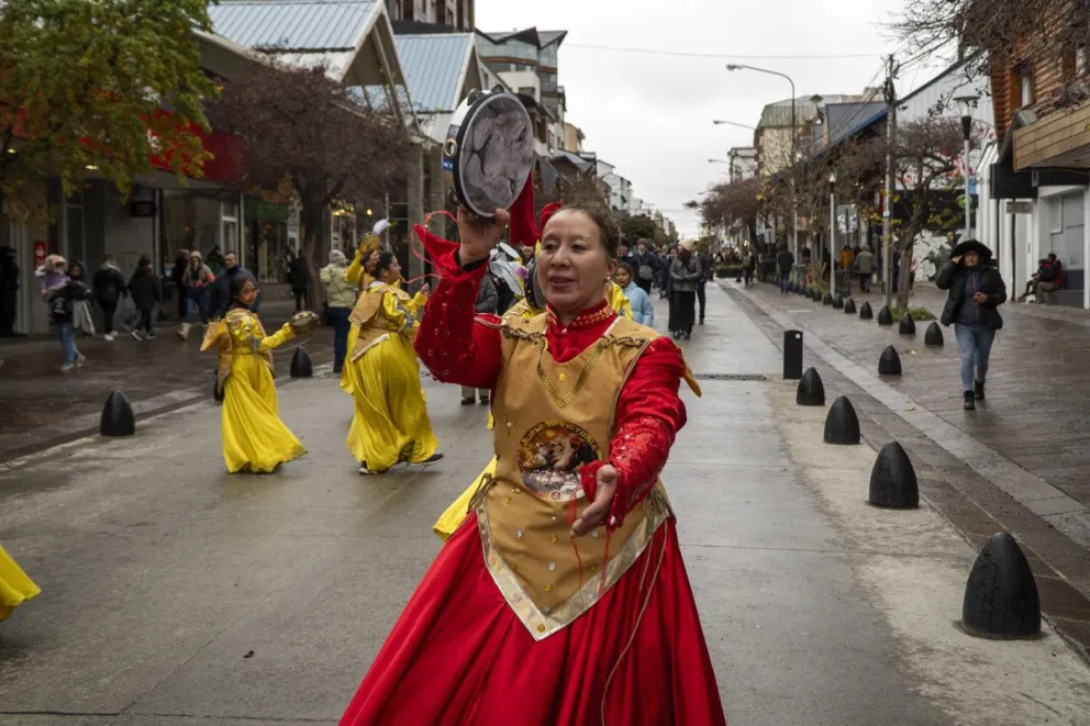 Bariloche cumplió 122 años y lo celebró con un desfile por calle Mitre