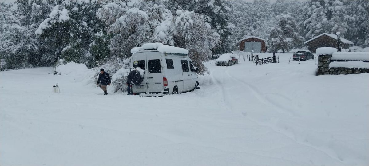 Realizaron asistencia y rescate de visitantes varados por la nieve