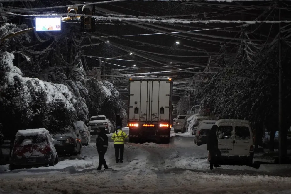 Por la nevada, numerosos barrios permanecen sin energía eléctrica