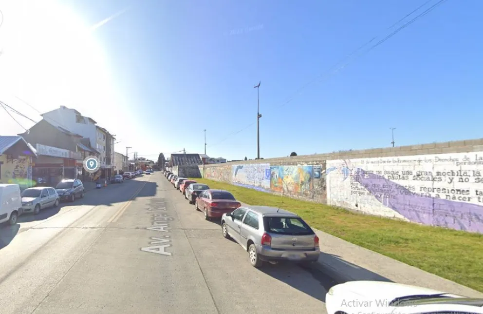 Se bajó del auto a comprar un pollo y cuando regresó le habían robado todas sus pertenencias