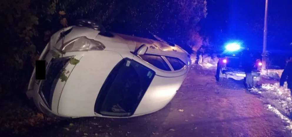 Escapaba de la Policía y volcó