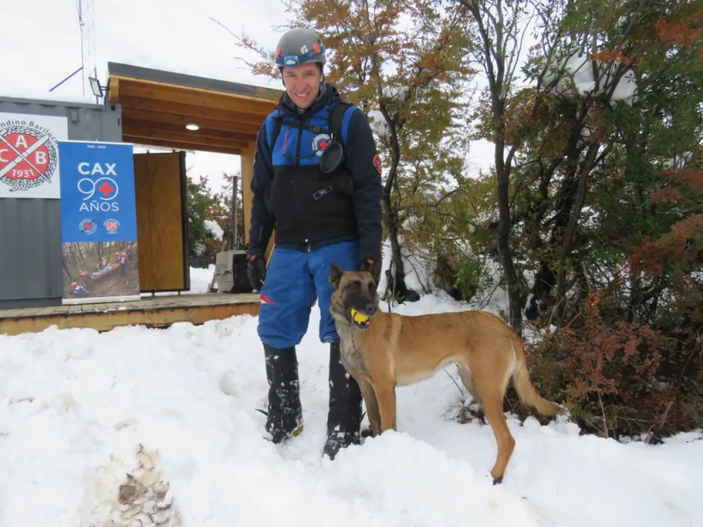 La brigada de perros de búsqueda del Club Andino recibió una certificación internacional 