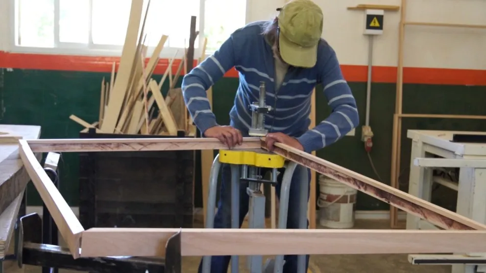 Invitan a integrar los talleres municipales de herrería y carpintería