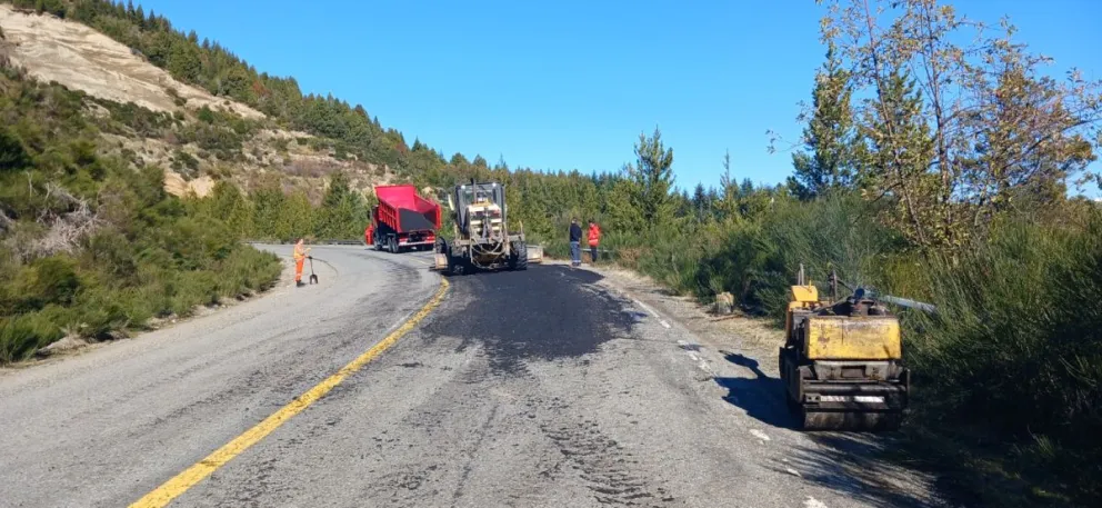 Realizan tareas de bacheo en la ruta 40 sur