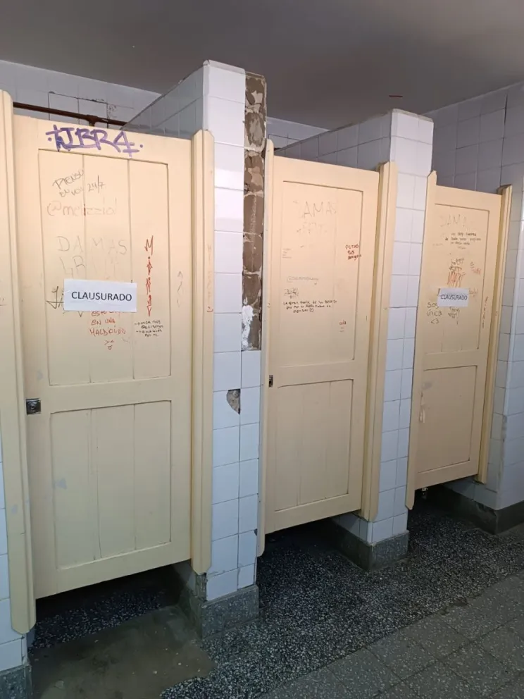 Estudiantes de la ESRN 46 realizan una "sentada" para visibilizar la situación que atraviesa el establecimiento