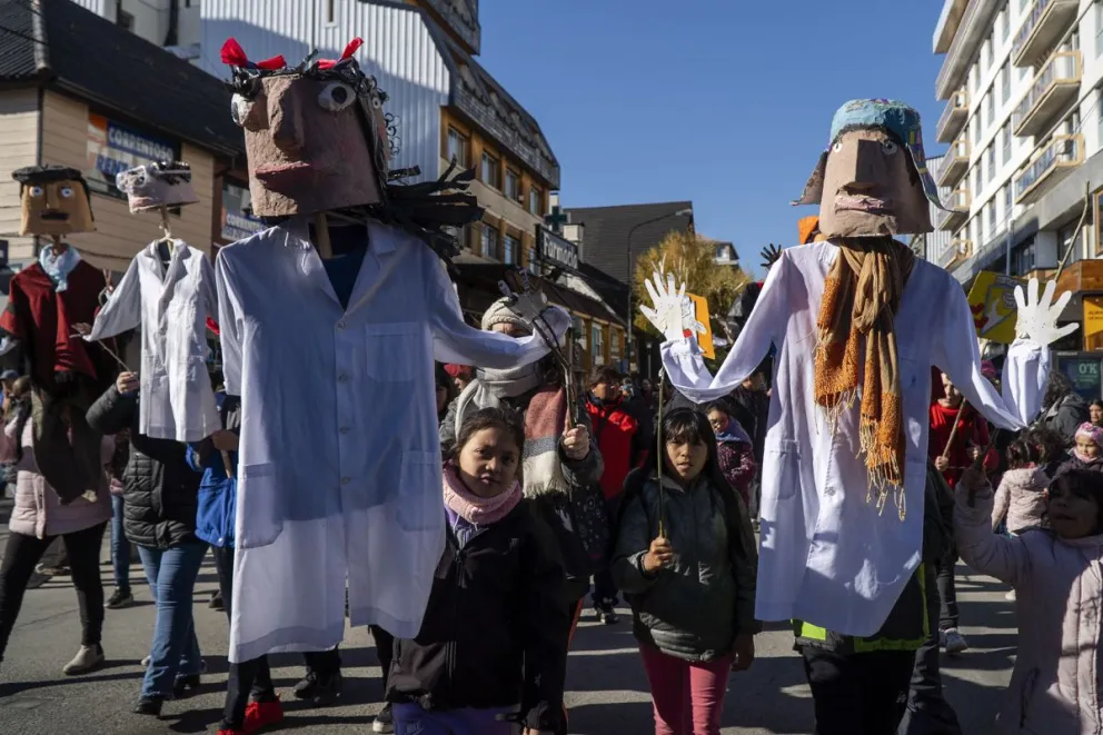 Los Gigantes desfilaron y llenaron de color el centro barilochense