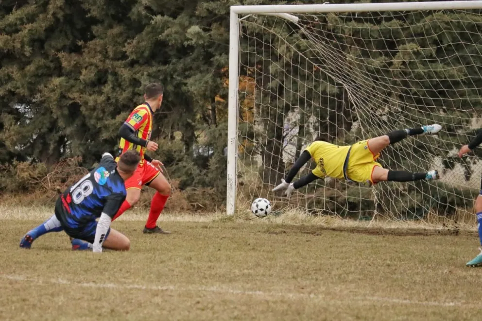 Dina Huapi sacó ventaja en casa