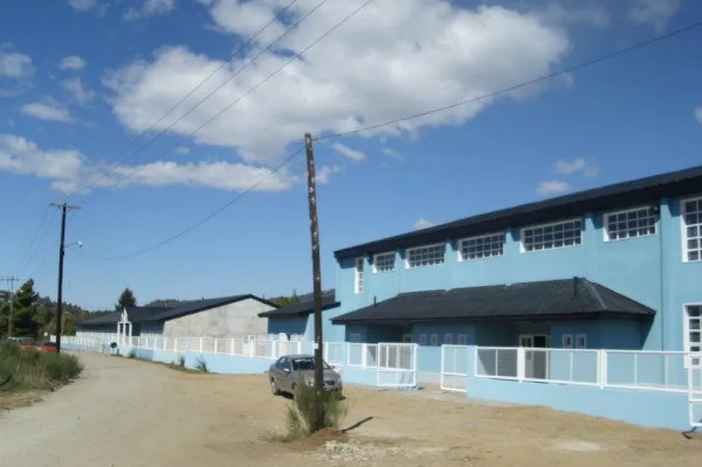 Estudiantes realizan abrazo simbólico al gimnasio de la ESRN 123