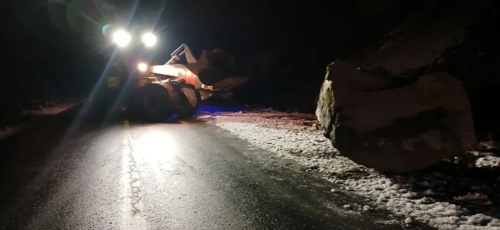 Una enorme piedra cayó sobre la banquina de la ruta 40