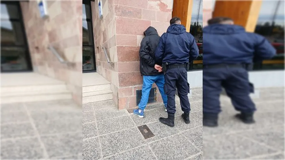 Robaron elementos de un auto estacionado y los atraparon