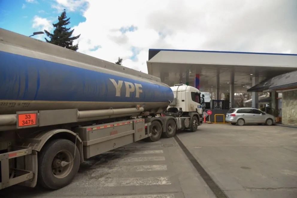 El faltante de combustible podría comenzar a notarse si no se levanta el corte sobre ruta 237. Foto ilustrativa: Marcelo Martínez