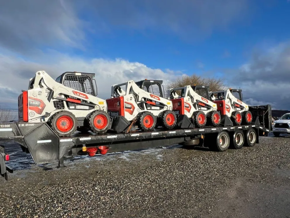 La flota municipal sumó cuatro minicargadoras 0km