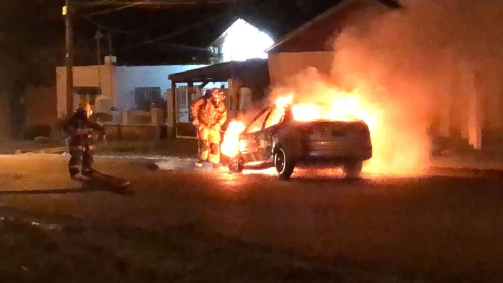 Un vehículo se prendió fuego en la calle y causó temor entre los vecinos
