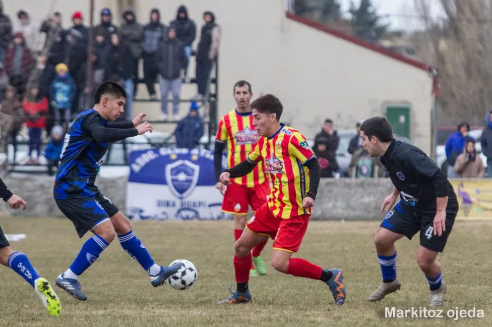Cruz del Sur y Dina Huapi van por el pase a la final