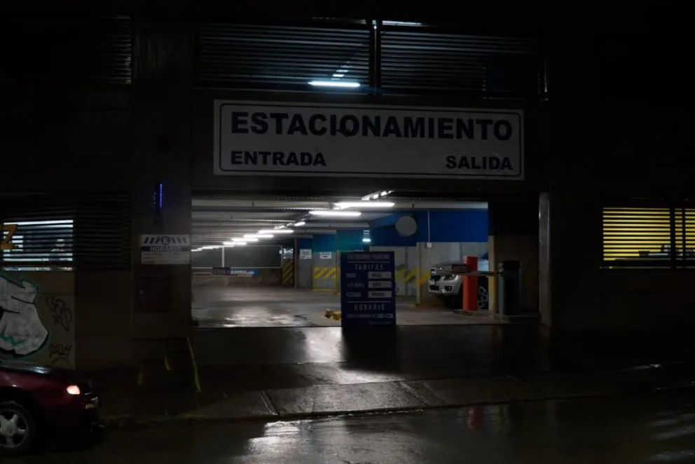 Conmoción por el hallazgo de un hombre muerto en un estacionamiento 