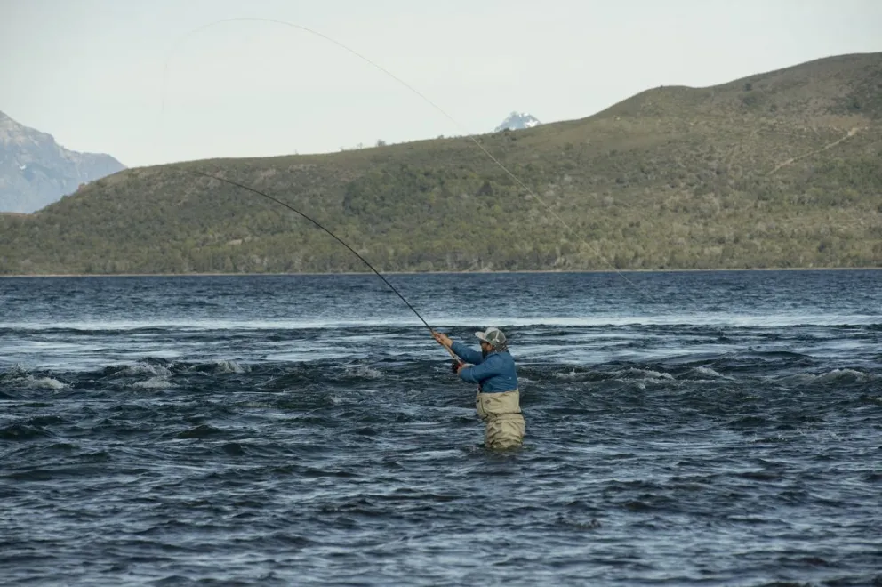 La temporada de pesca deportiva en el lago Nahuel Huapi está habilitada hasta el 31 de mayo. Foto: archivo Marcelo Martínez.