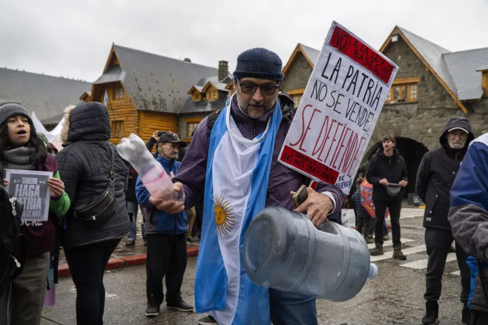 Bajo la lluvia, reclamaron contra la ley Bases