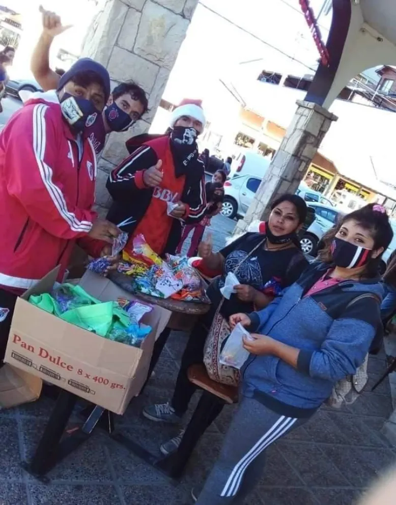 ¡Esta es la banda solidaria del gallinero!