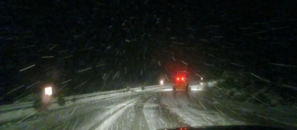 La ruta 40 sur amaneció con nieve acumulada en la calzada
