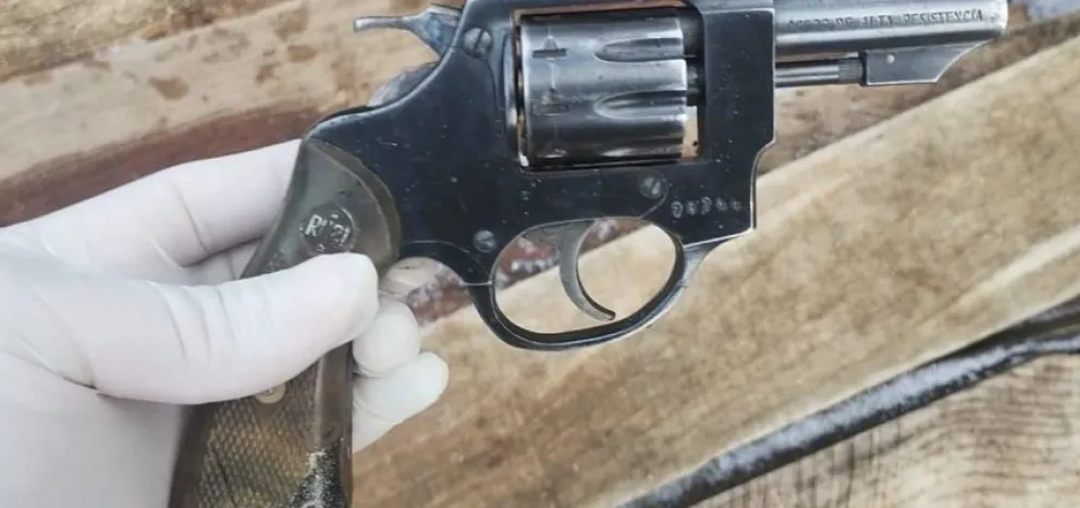 En un allanamiento secuestraron un arma de fuego, 150 municiones y droga