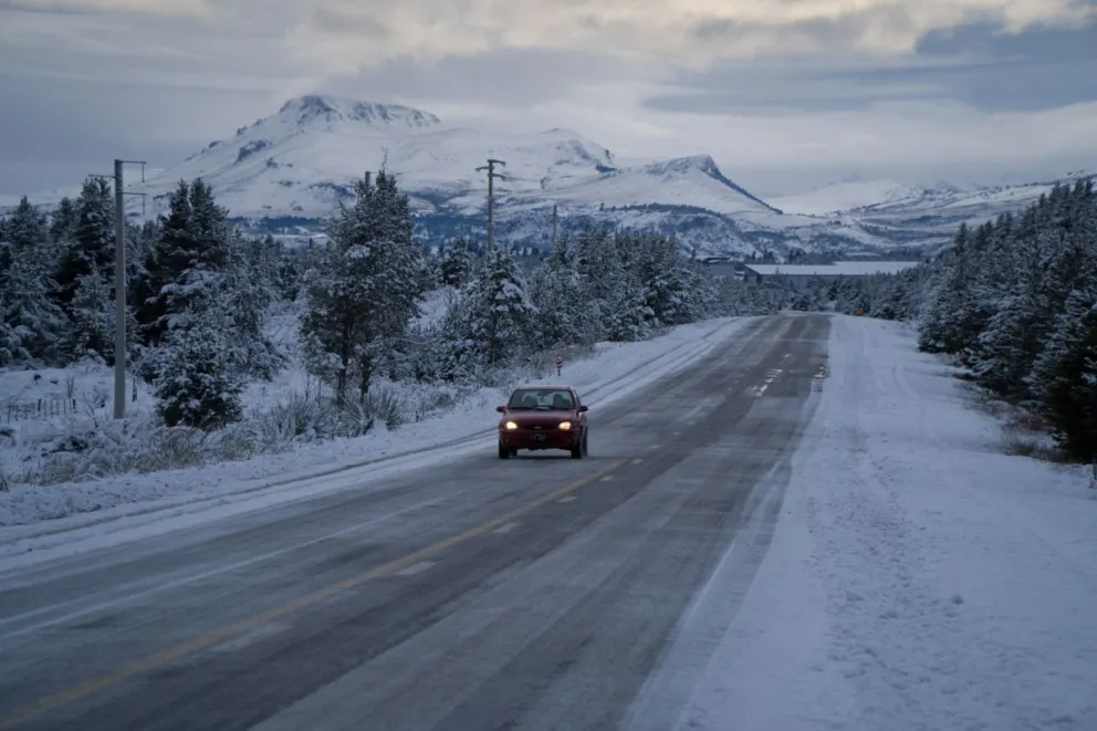 Según el Servicio Meteorológico Nacional, las nevadas permanecerán durante la mañana del martes. Foto: archivo Marcelo Martínez.