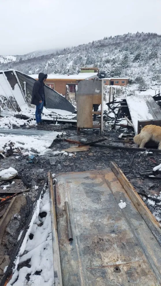 Un incendio consumió una vivienda y dejó a una persona herida de gravedad