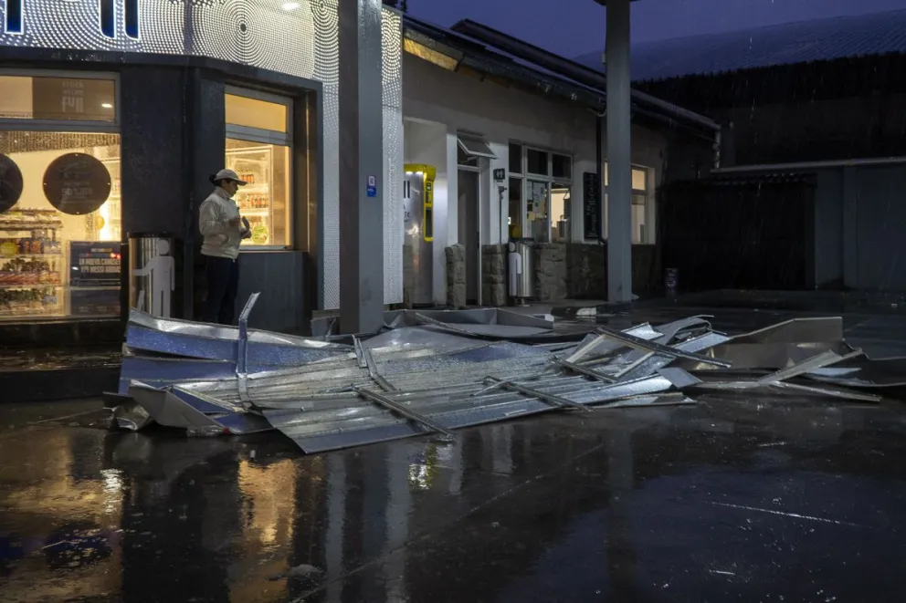 Voladura de techos, caída de postes y árboles, las consecuencias del temporal
