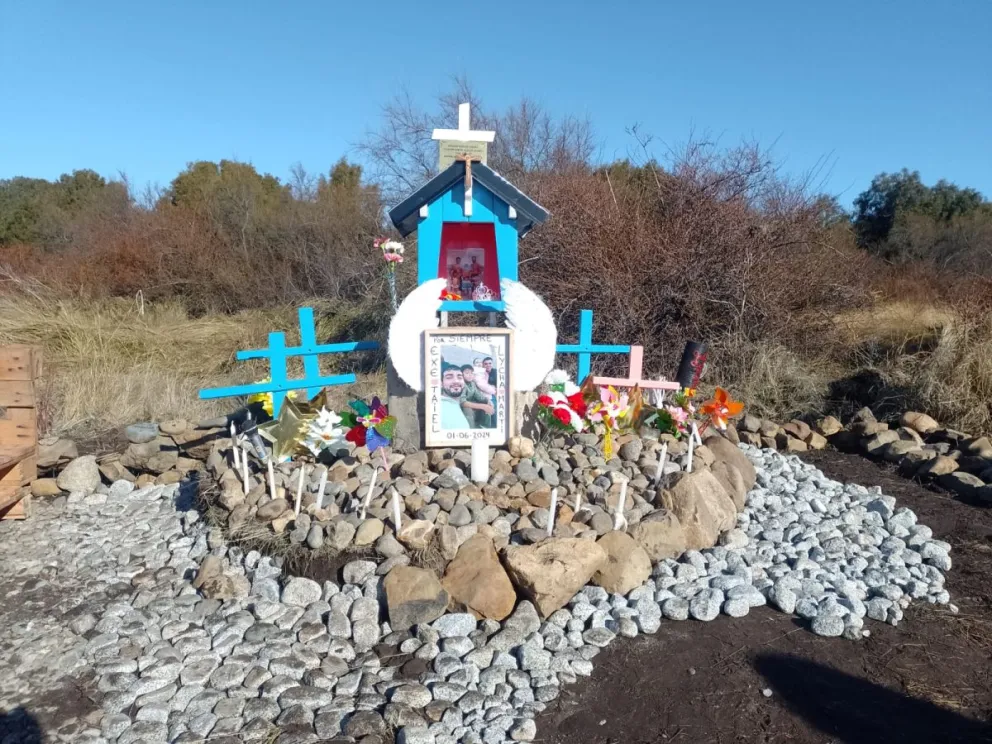 Fotos: colocaron un altar para recordar a las víctimas del accidente en la Ruta 40