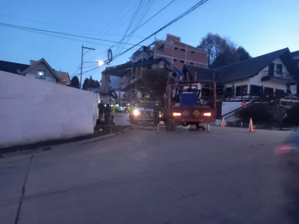 Un socavón en una obra generó inconvenientes en el servicio de energía eléctrica