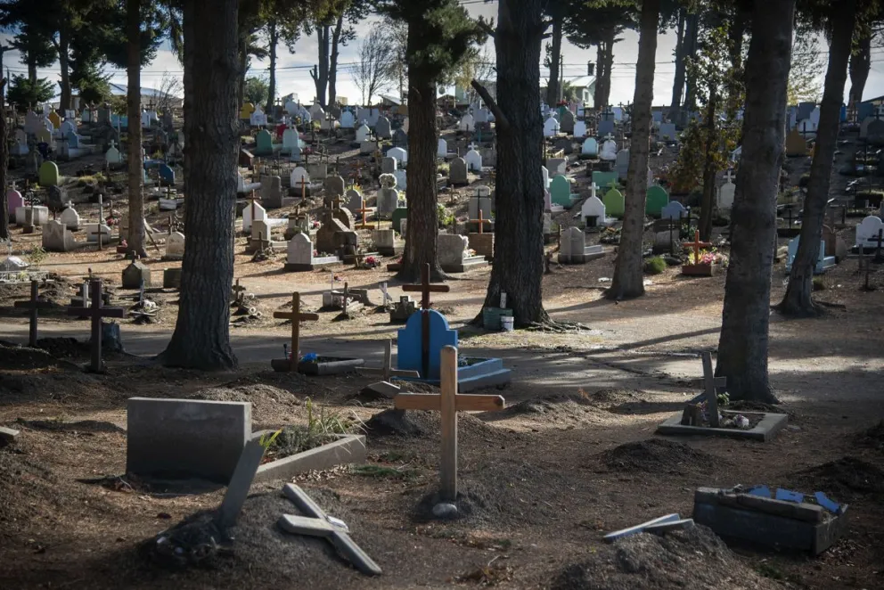 Profanaron una tumba y robaron pertenencias de un difunto