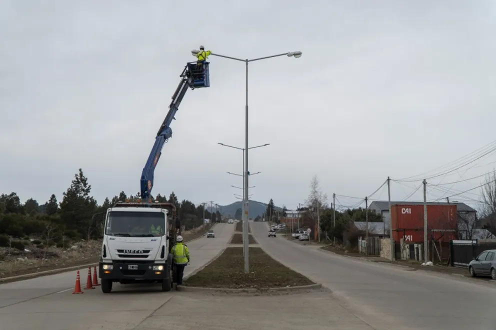 Se están reemplazando las lámparas de sodio por luces led. Foto: Marcelo Martínez