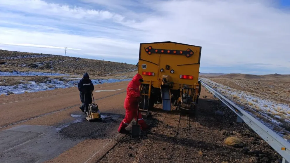 Las tareas se realizan en sectores de pavimento y también de ripio. Fotos: Vialidad Nacional. 