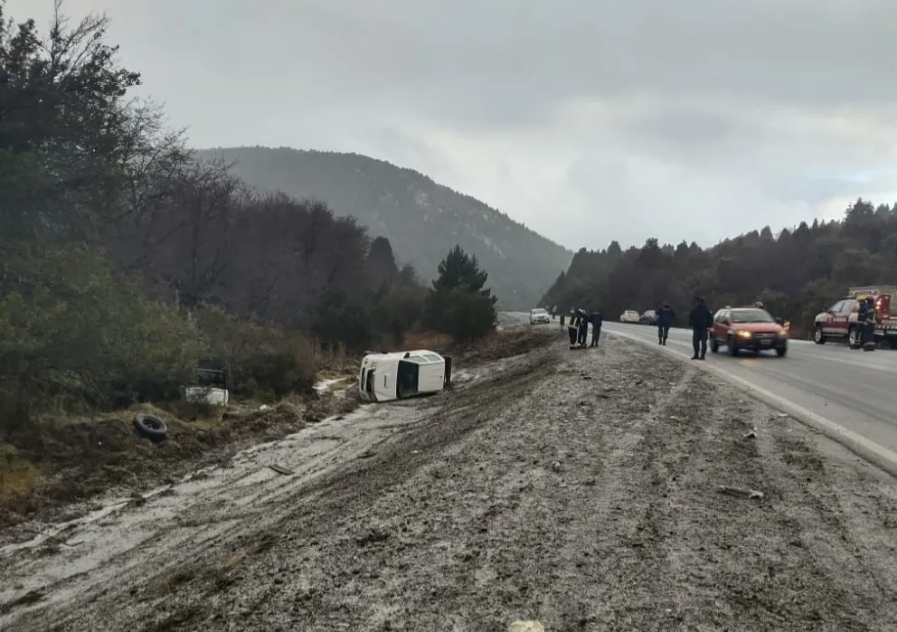 La camioneta producto del impacto volcó. Foto: Gentileza