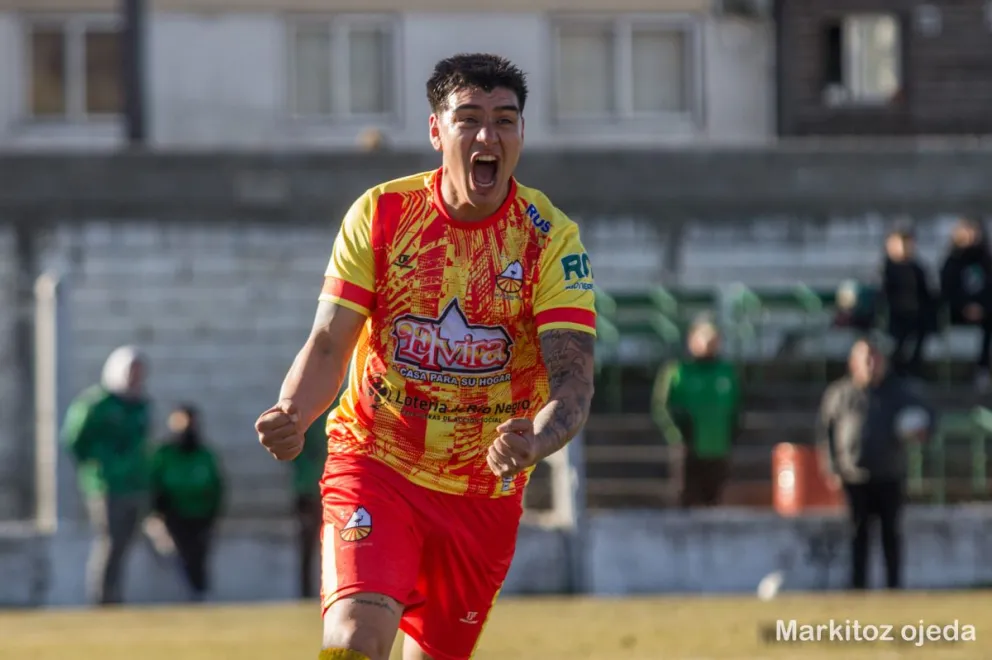 Héctor Di Giovanni volvió a aportarle gol al "Cruzado". Foto: Markitoz Ojeda - facebook Cruz del Sur.