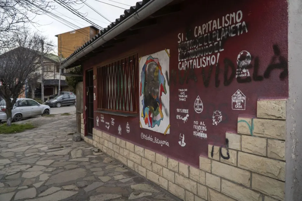 Las pintadas en una de las paredes del local. Foto: Marcelo Martínez