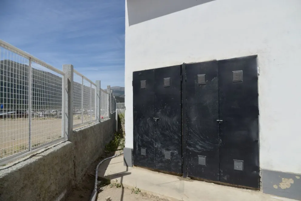 La bomba se encontraba en los gabinetes exteriores de la escuela. Foto: archivo Marcelo Martínez.