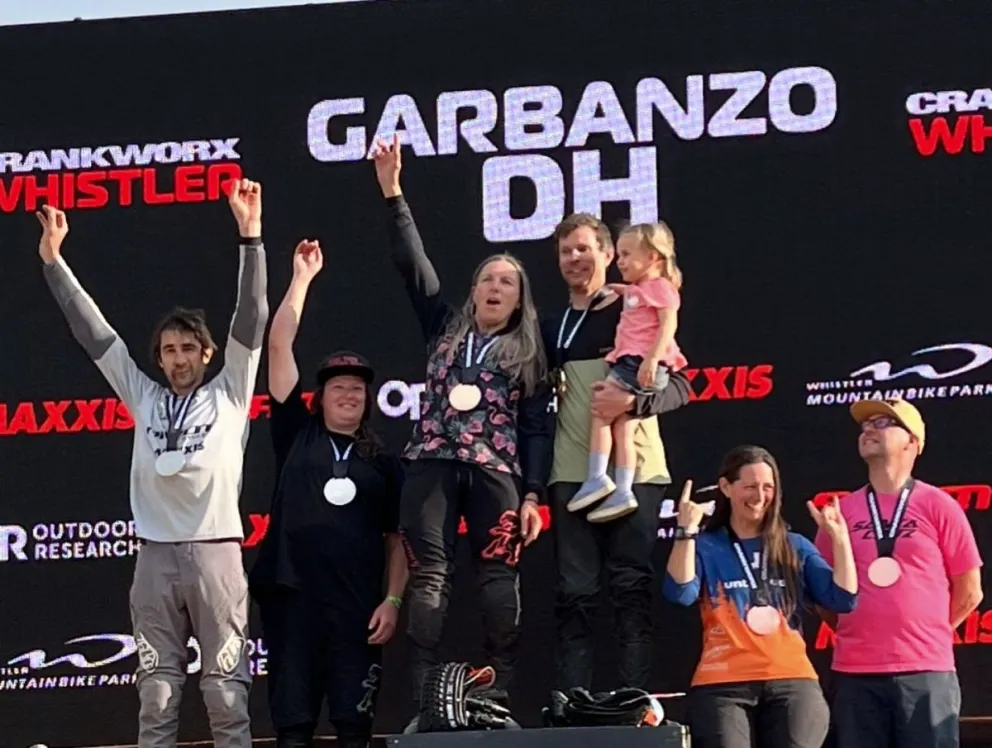 "Cepi", a la izquierda, con los brazos bien arriba. Gran actuación. Fotos: gentileza.