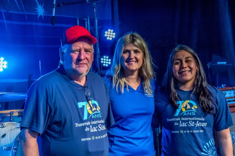 Mayte junto a su guía Claude Trottier y una de las organizadoras. Abajo, la presentación de las y los nadadores. Fotos: gentileza.