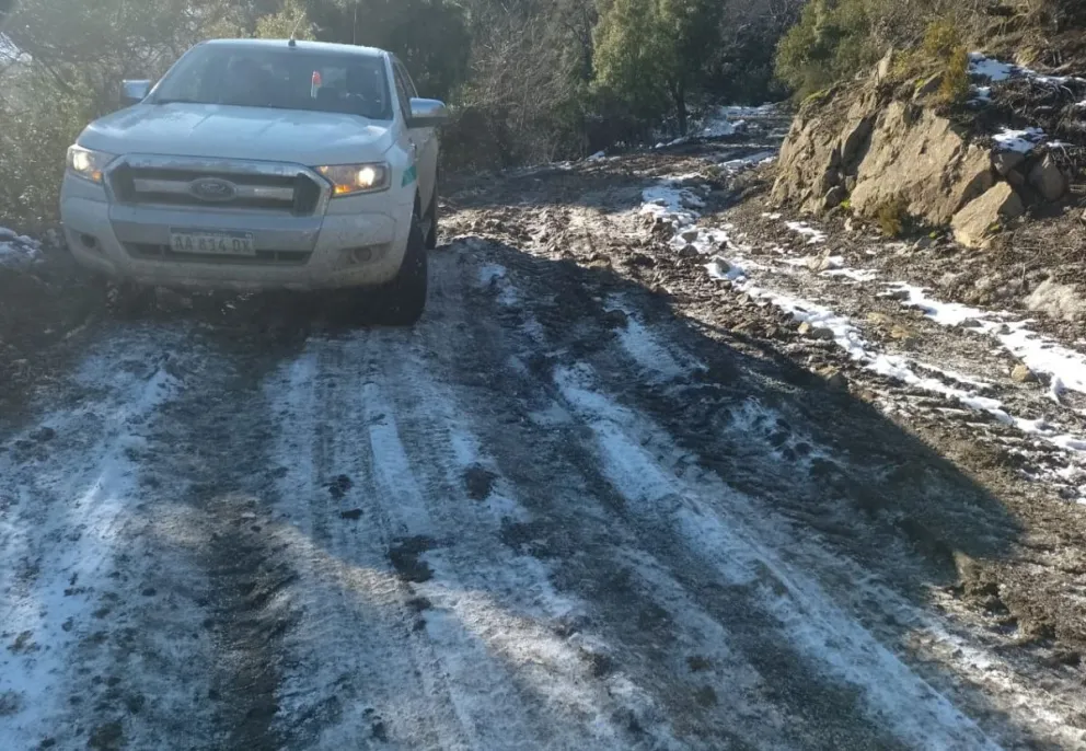 Personal trabaja en el camino por lo que recomendaron transitar con precaución y atención a las indicaciones. Foto: Parque Nacional Nahuel Huapi.