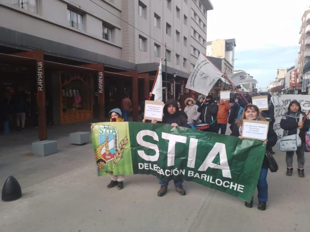 Reclamo en pleno centro por el plus de temporada para trabajadores de chocolaterías. Foto: Gentileza