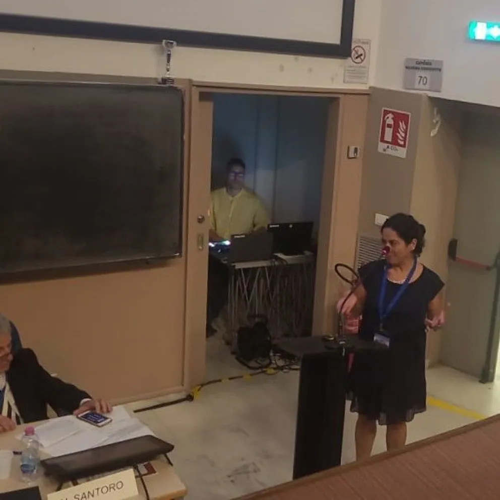 La Dra. Alvarez exponiendo en Italia. Foto: Gentileza