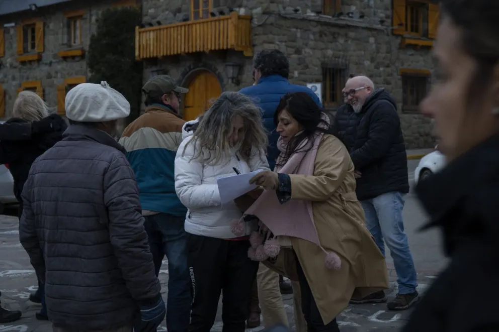 El Centro Civico fue el epicentro de la convocatoria en Bariloche. Foto: Marcelo Martínez