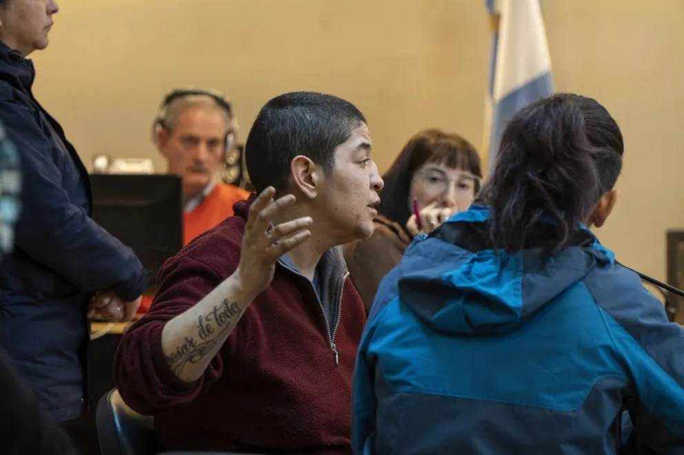 Fiorella Ávila y Cristina Vásquez son las mujeres imputadas por robo agravado. Fotos: Marcelo Martínez.