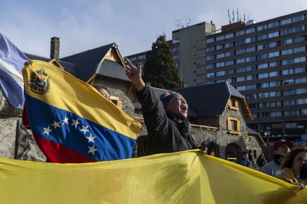 El grupo de venezolanos en Bariloche reclamaron la libertad de su país. Foto: Marcelo Martínez