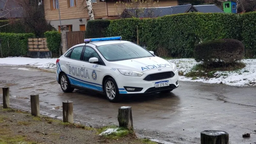 La detención fue este domingo por la mañana en el oeste barilochense. Fotos: Policía de Río Negro.